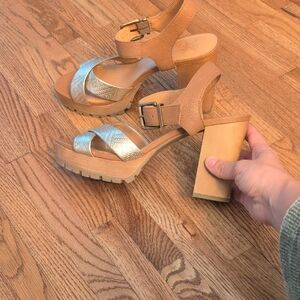 CROWN ROYAL Tan and Silver Platform Sandals